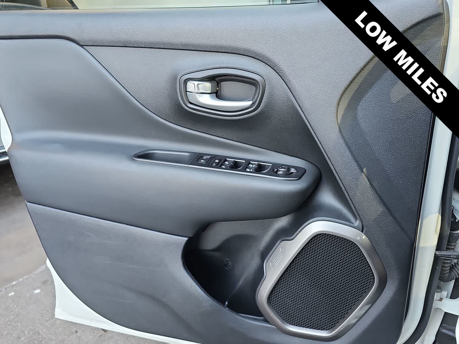 Used 2023 Jeep Renegade Latitude AWD/4WD image 27