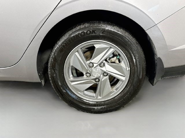 Used 2025 Hyundai Elantra SE FWD image 35