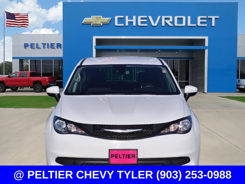 Used 2023 Chrysler Voyager LX FWD image 2