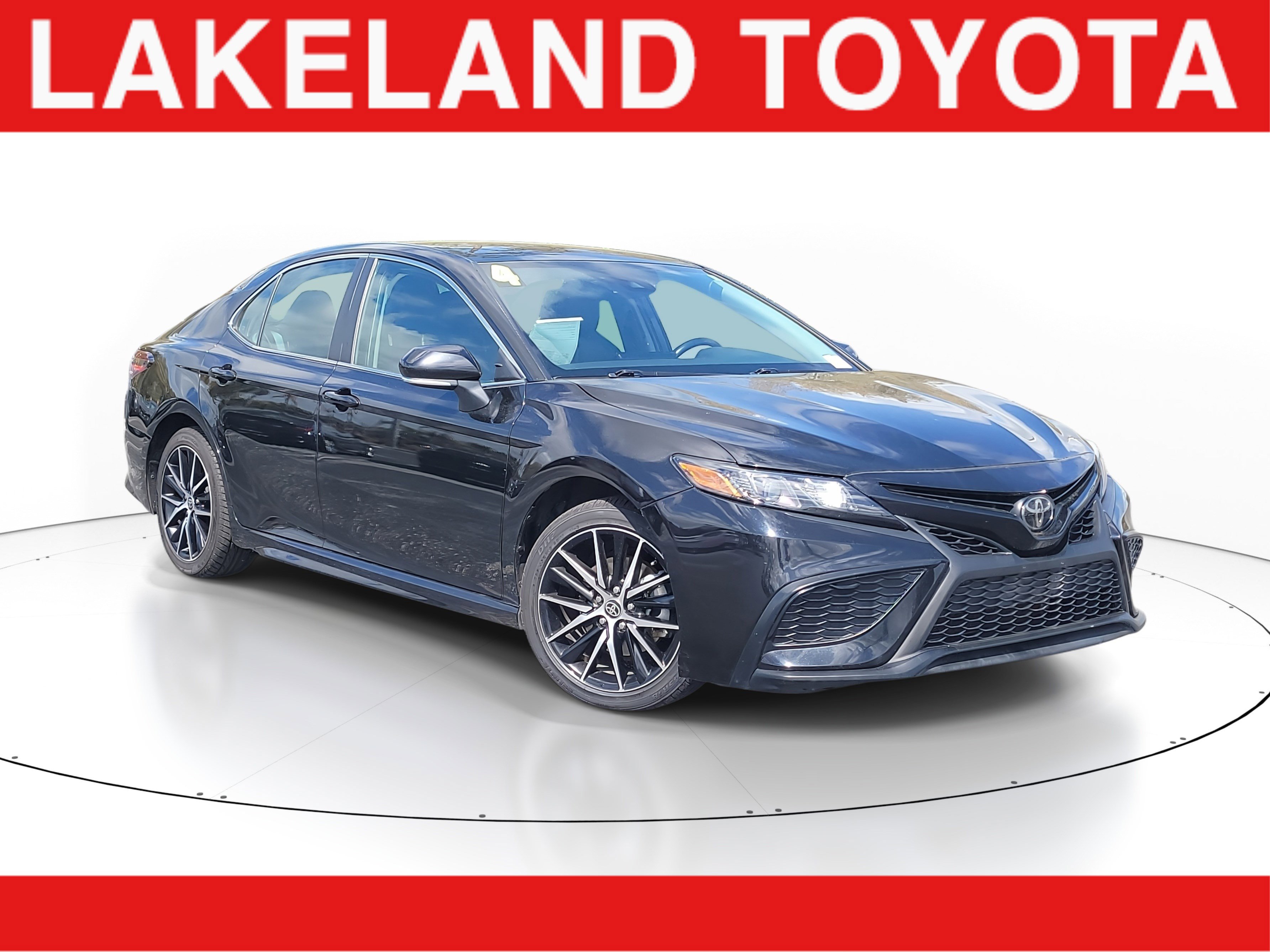 Used 2024 Toyota Camry SE image 1