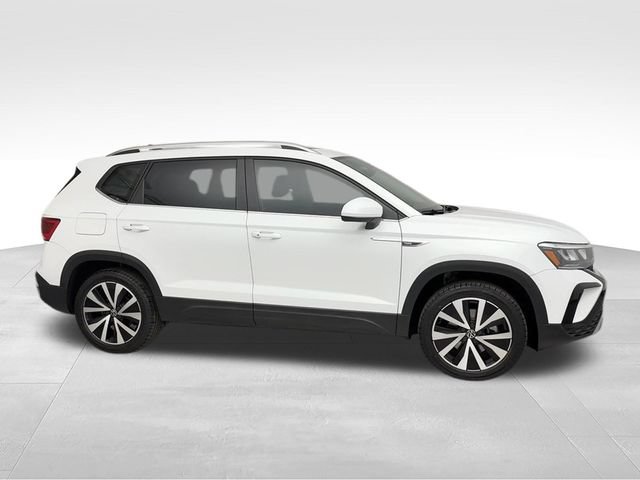 Used 2023 Volkswagen Taos SE w/ Panoramic Sunroof Package AWD/4WD image 9