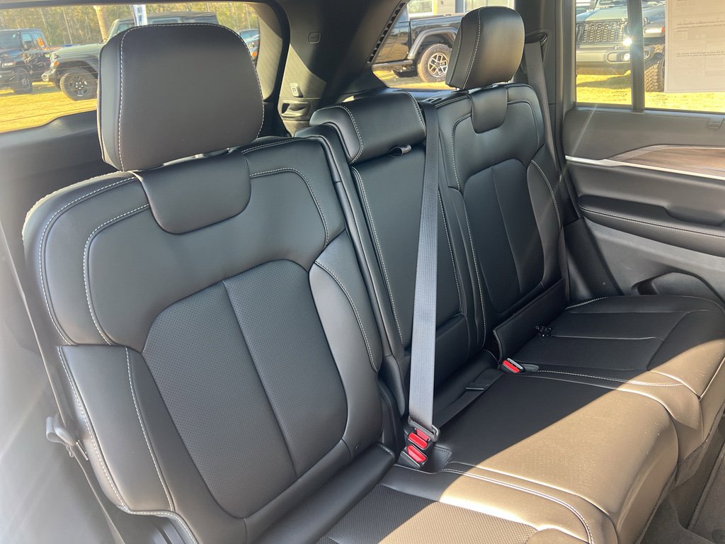 New 2025 Jeep Grand Cherokee Limited w/ Luxury Tech Group II AWD/4WD image 11