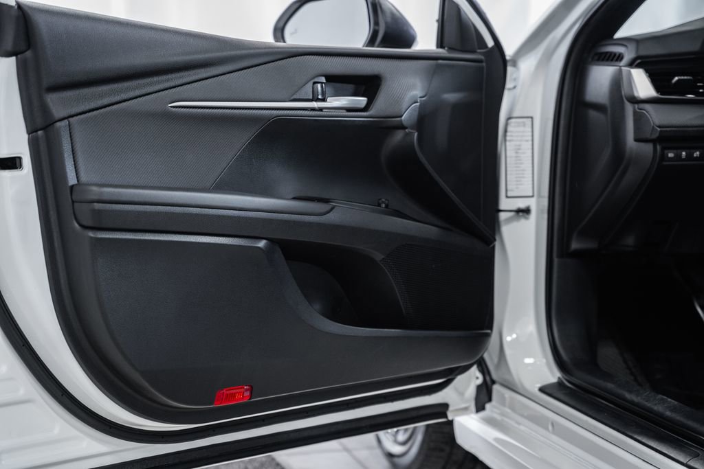 Used 2025 Toyota Camry SE image 35