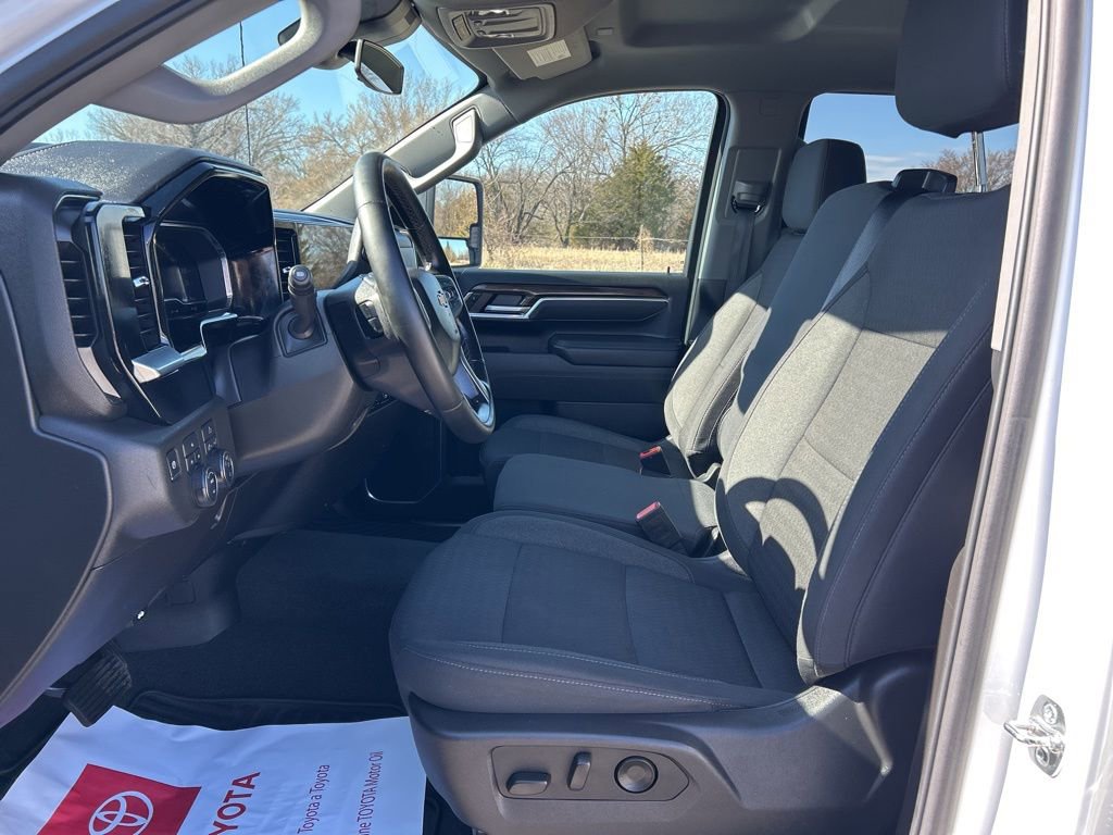 Used 2025 Chevrolet Silverado 2500 LT w/ Convenience Package image 11