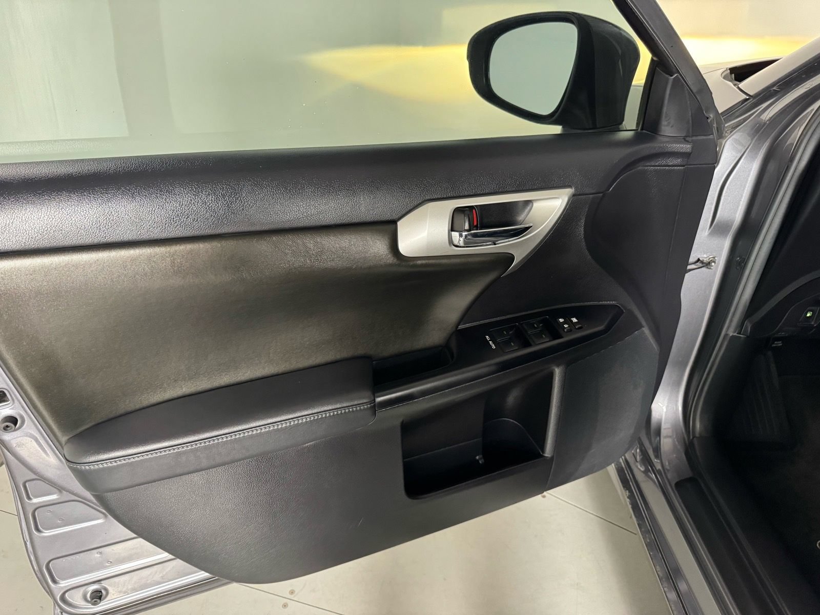 Used 2013 Lexus CT 200h FWD image 31