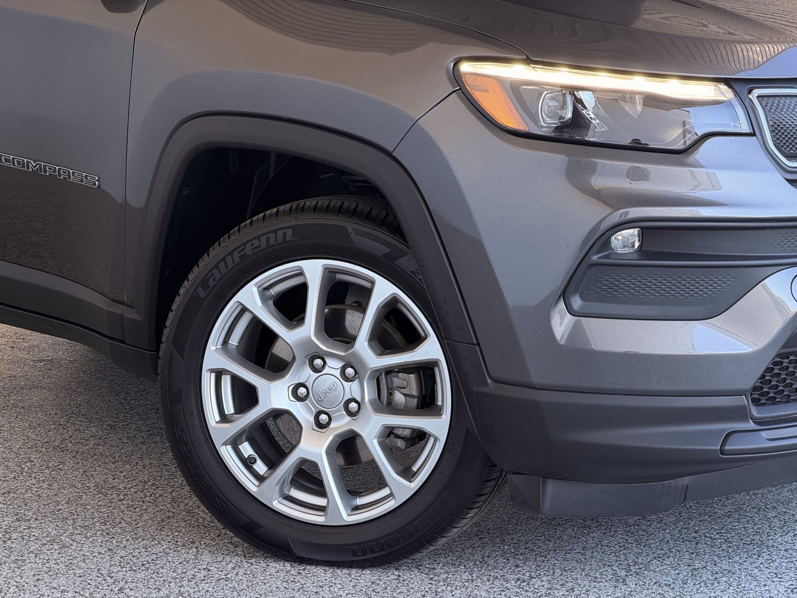 Used 2022 Jeep Compass Latitude w/ Sun and Sound Group AWD/4WD image 3