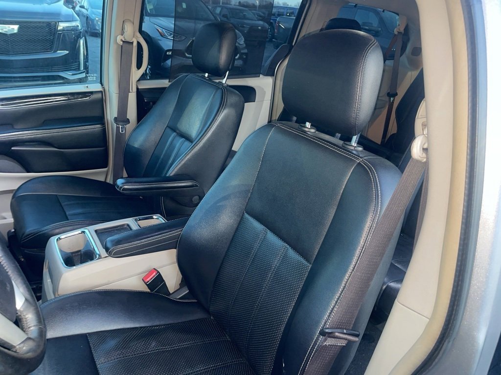 Used 2015 Chrysler Town & Country Touring-L w/ Driver Convenience Group image 13