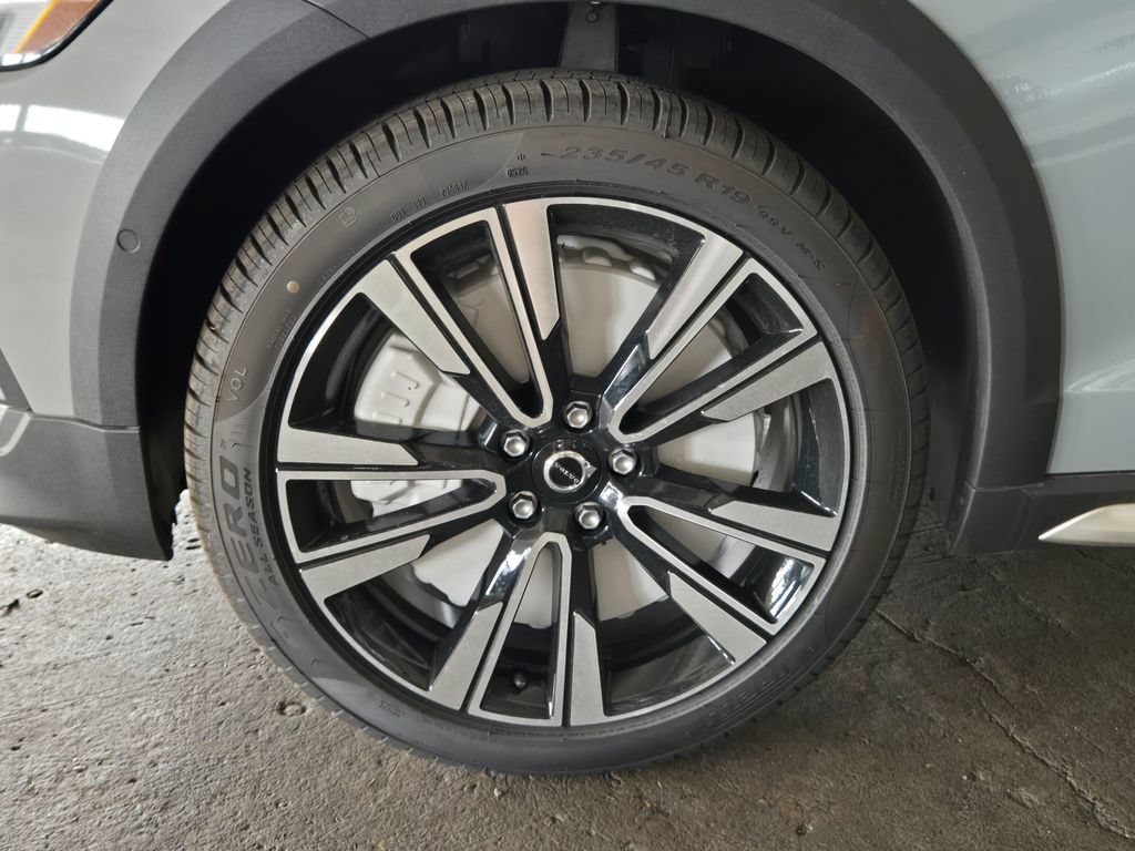 New 2026 Volvo V60 B5 Cross Country Ultra w/ Climate Package AWD/4WD image 9
