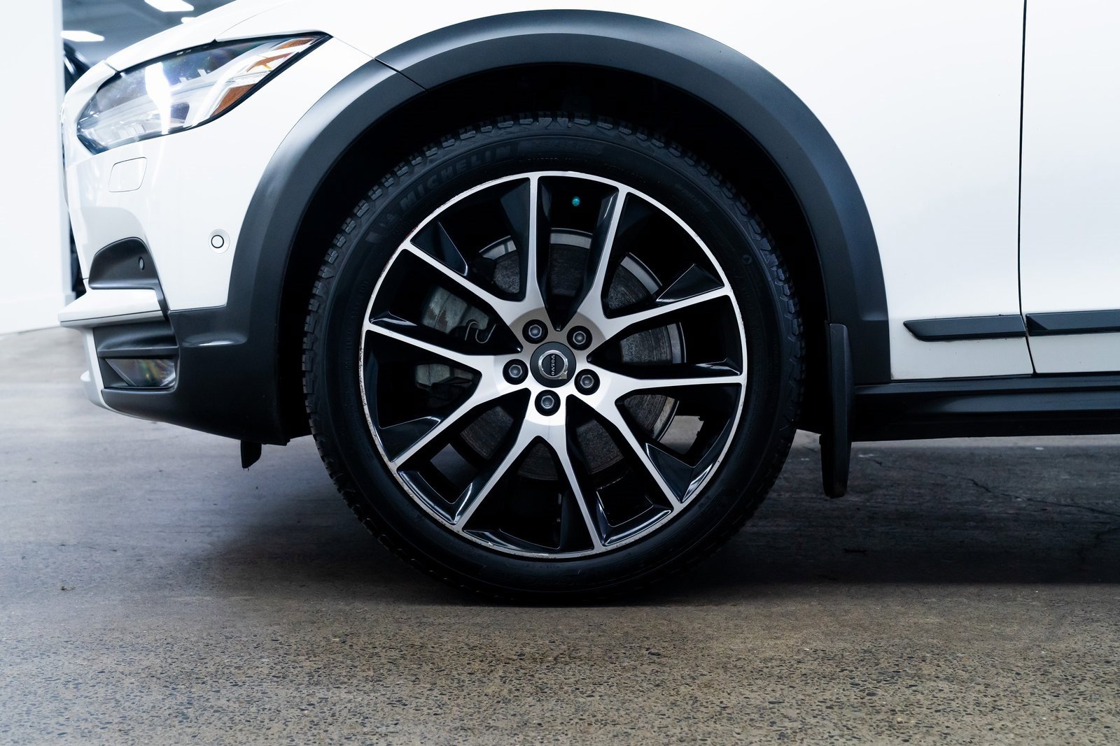 Used 2017 Volvo V90 T6 Cross Country image 7