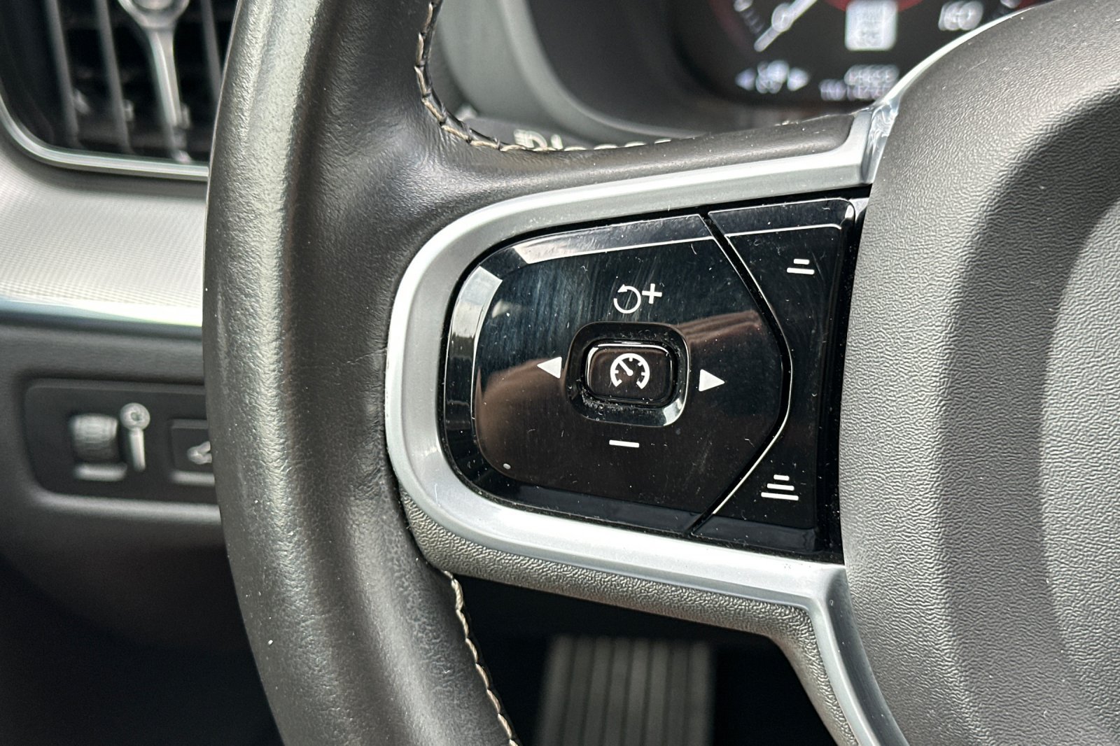 Used 2021 Volvo XC60 T8 R-Design w/ Advanced Package AWD/4WD image 29