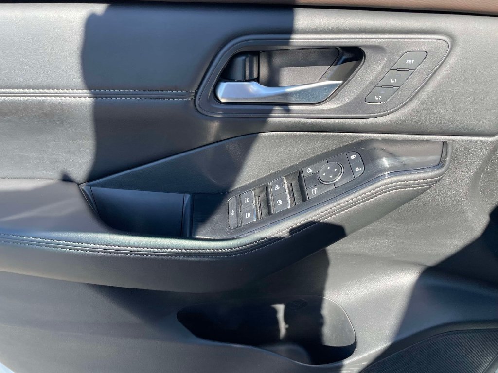 Used 2023 Nissan Rogue SL AWD/4WD image 18