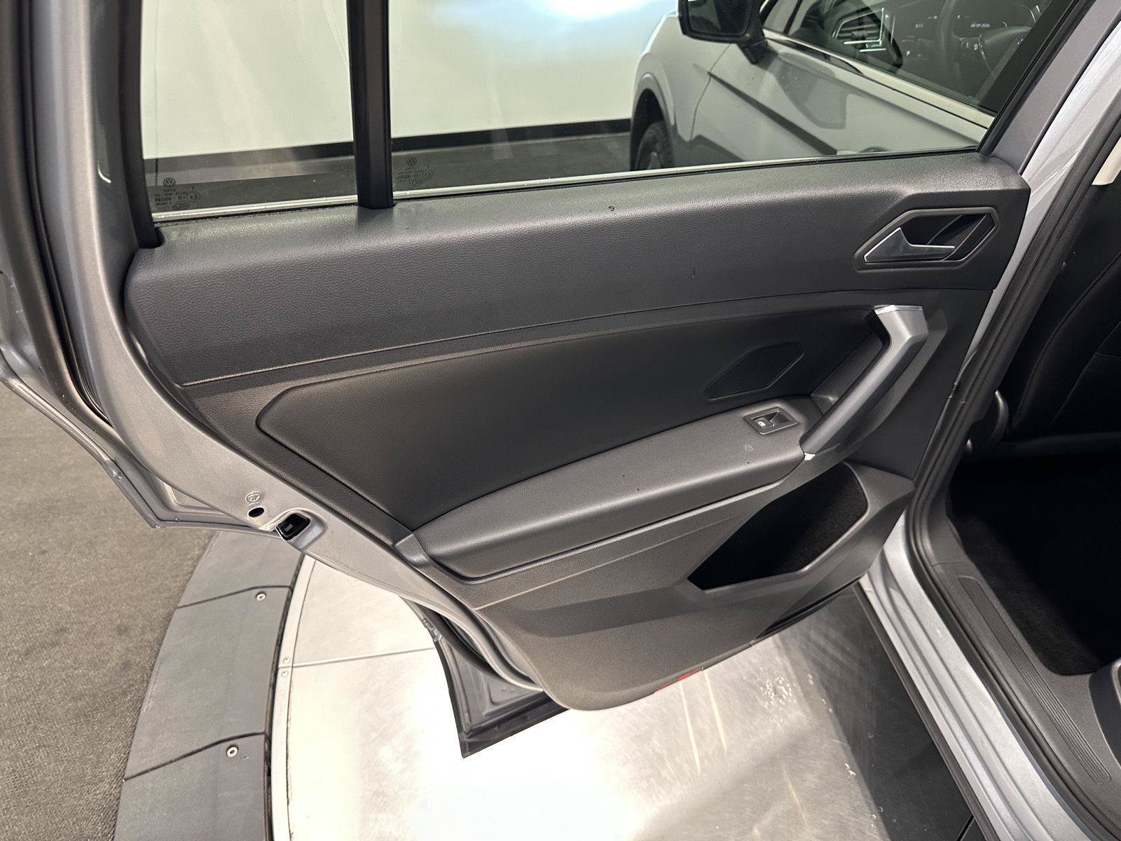 Used 2020 Volkswagen Tiguan SEL AWD/4WD image 27