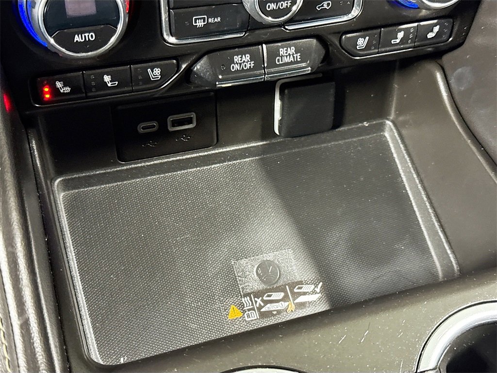 Used 2023 Chevrolet Suburban Premier image 15