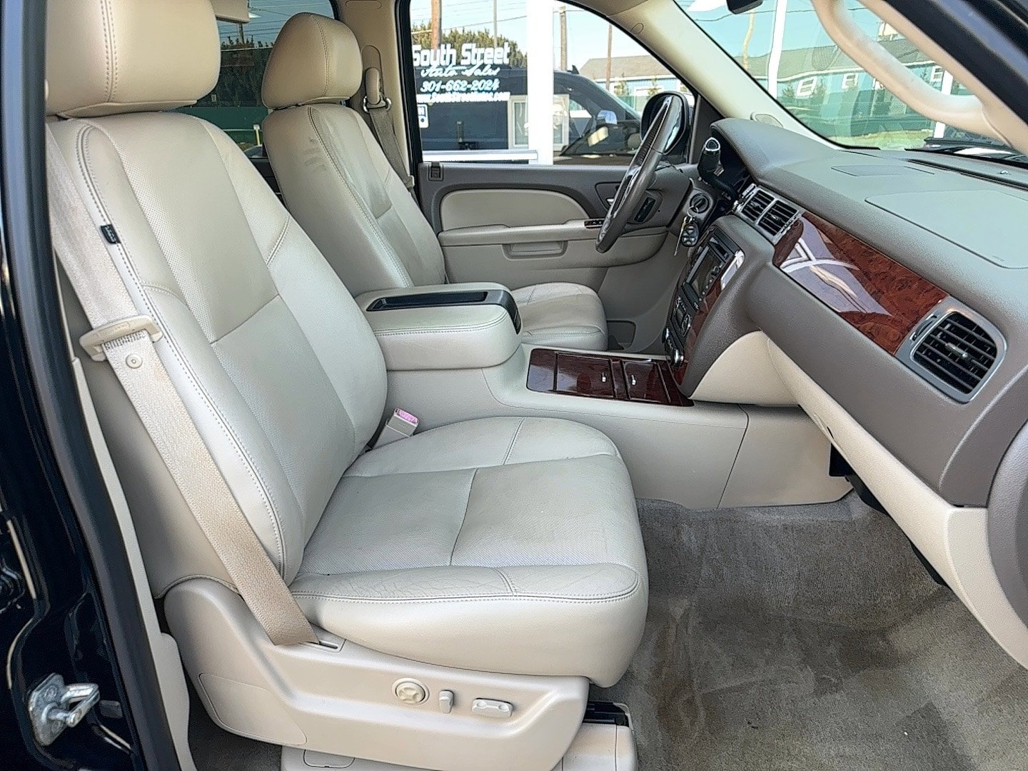 Used 2011 Chevrolet Tahoe LTZ AWD/4WD image 21