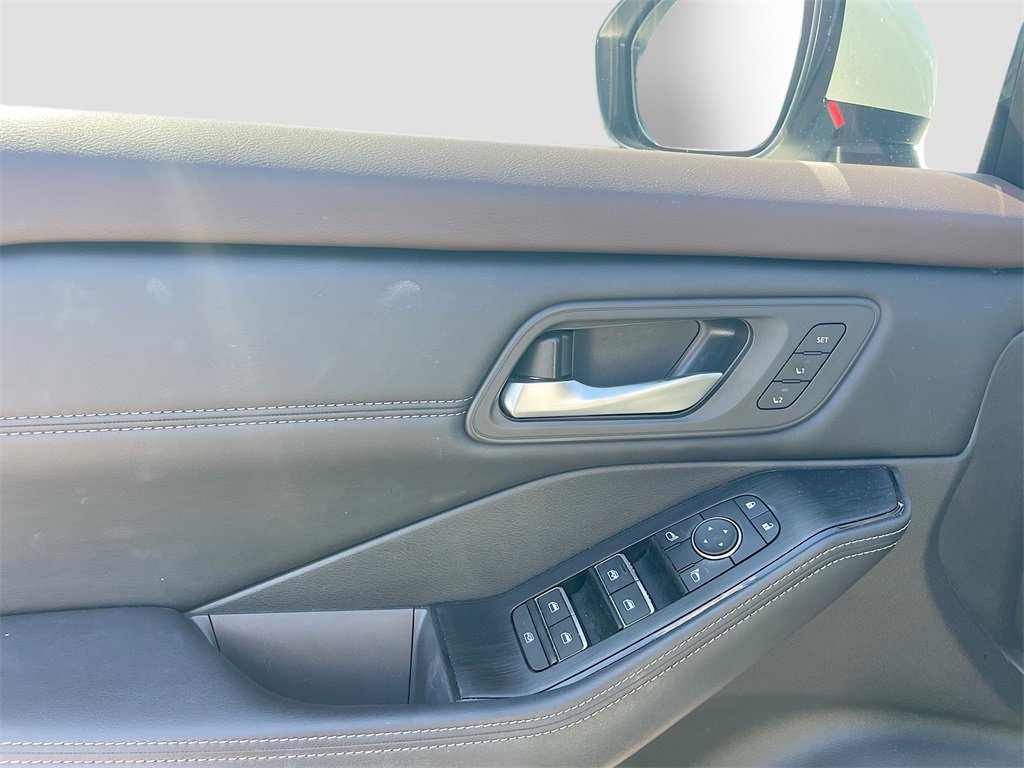 Used 2023 Nissan Rogue SL w/ SL Premium Package image 9