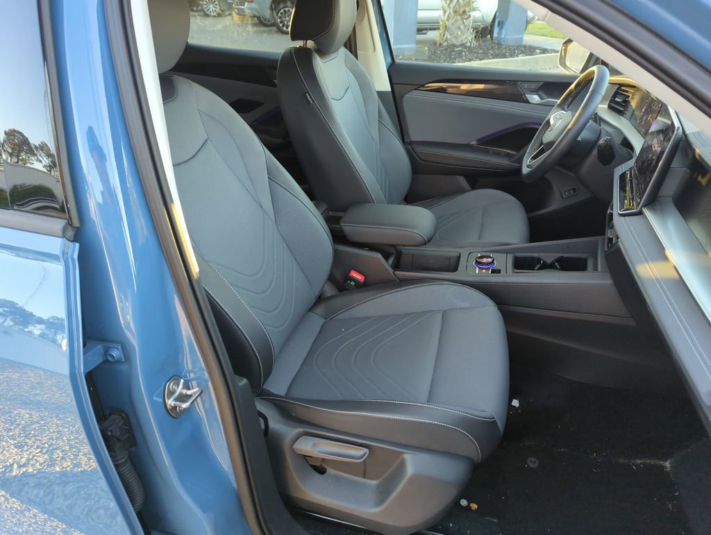 Certified 2025 Volkswagen Tiguan SE image 32