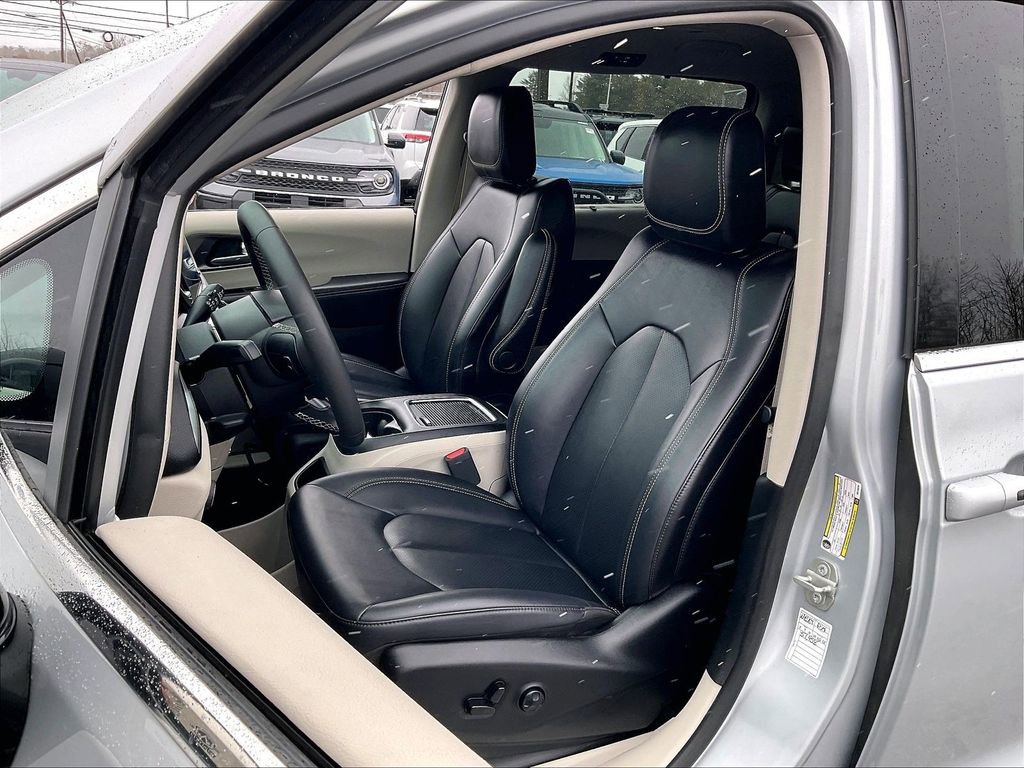 Used 2024 Chrysler Pacifica Touring-L image 9