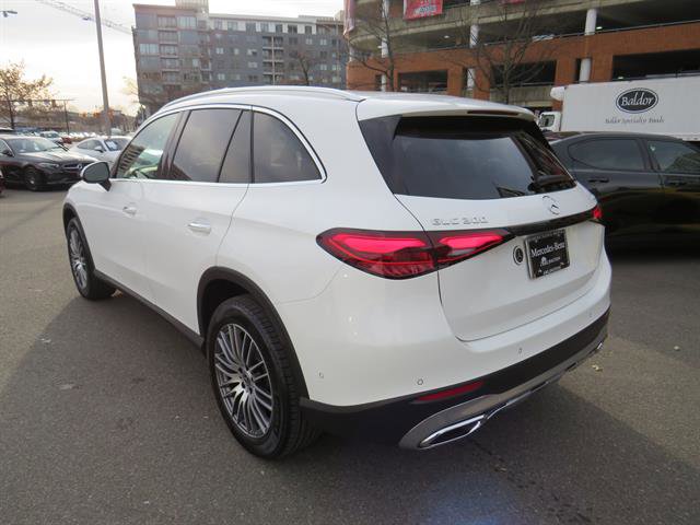 Used 2025 Mercedes-Benz GLC 300 4MATIC image 2
