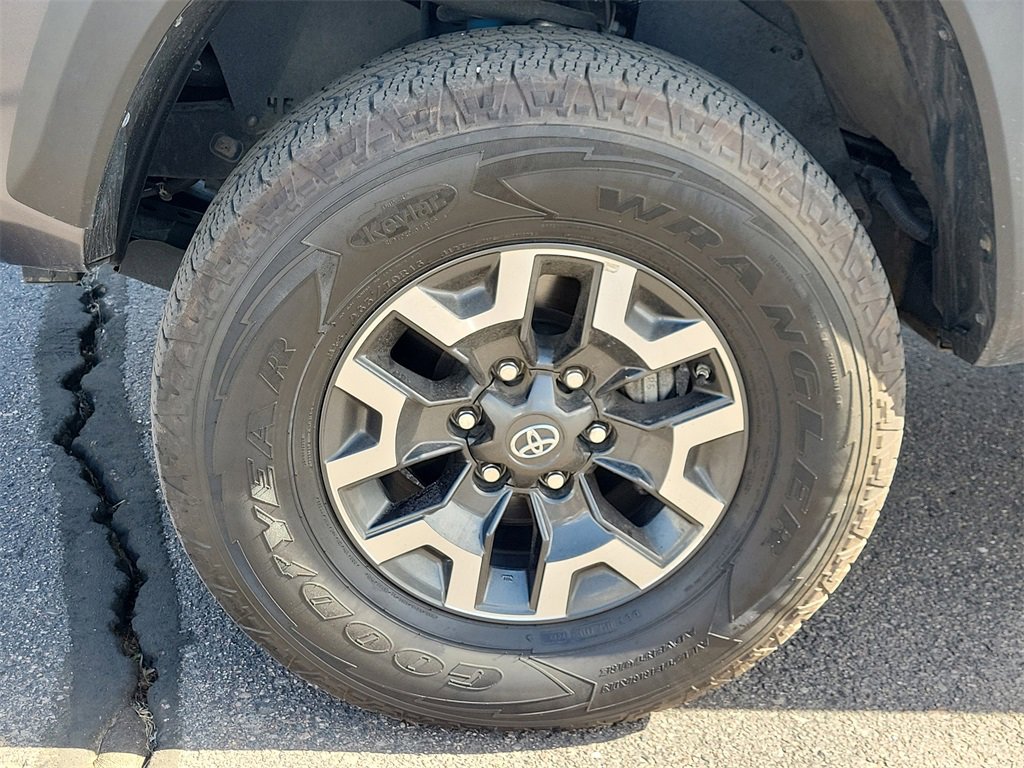 Used 2019 Toyota Tacoma TRD Off-Road w/ Technology Package image 21