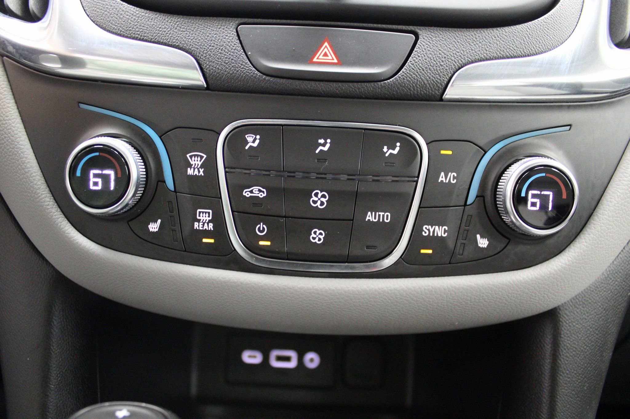 Used 2021 Chevrolet Equinox LT w/ Driver Convenience Package image 42