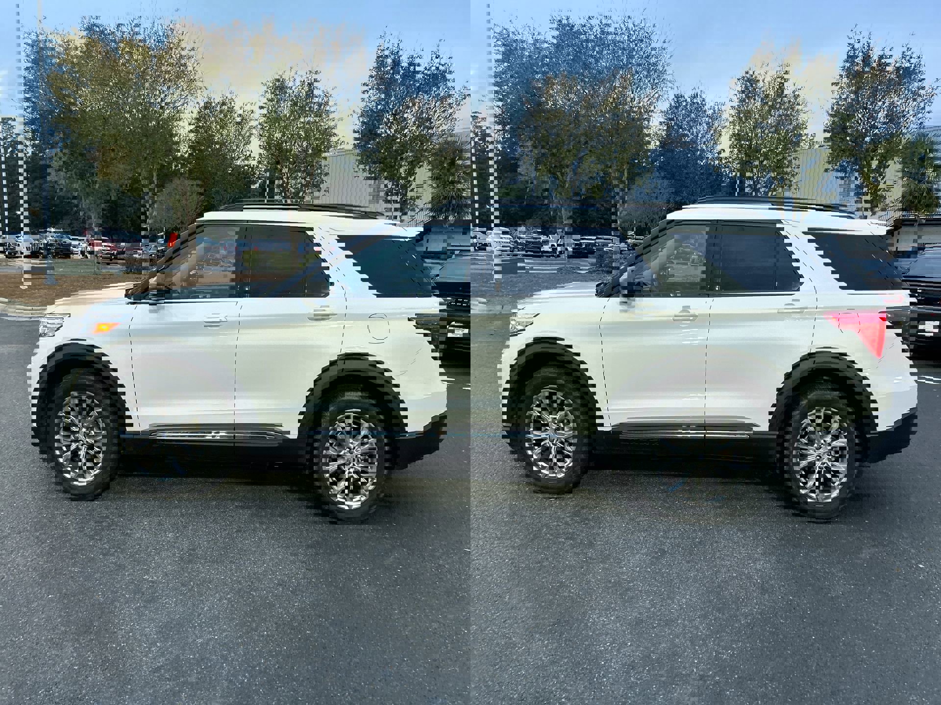 Used 2023 Ford Explorer XLT w/ Equipment Group 202A image 6