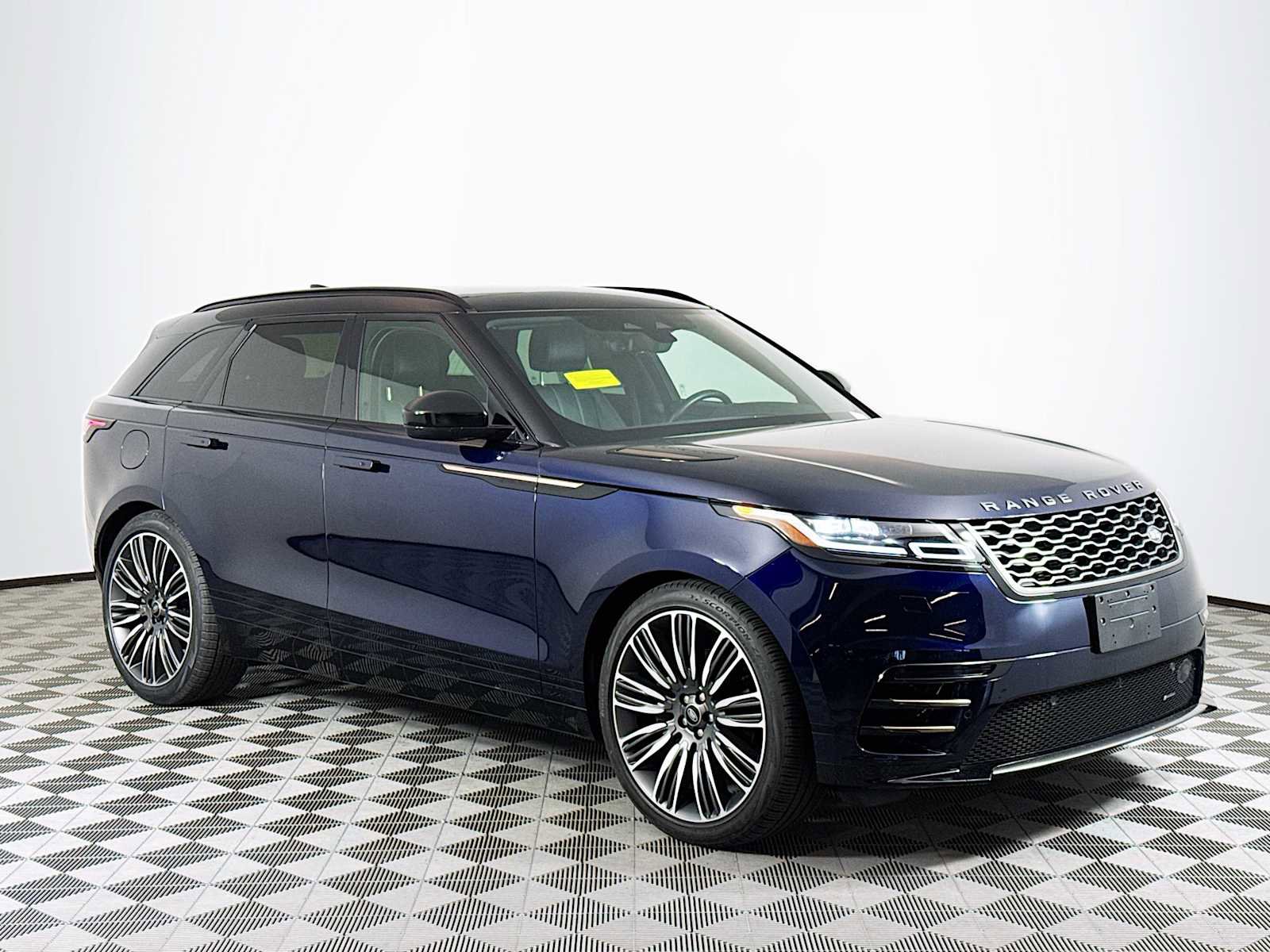 Used 2023 Land Rover Range Rover Velar R-Dynamic S image 3