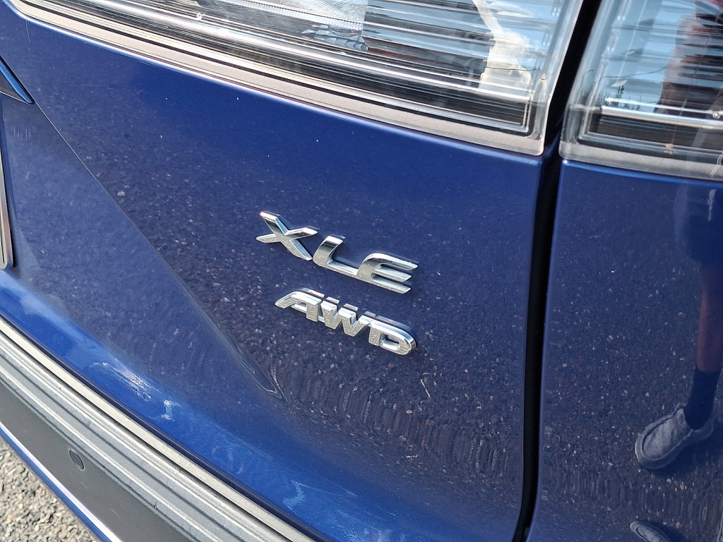 Used 2022 Toyota Corolla Cross XLE w/ Convenience Package AWD/4WD image 20