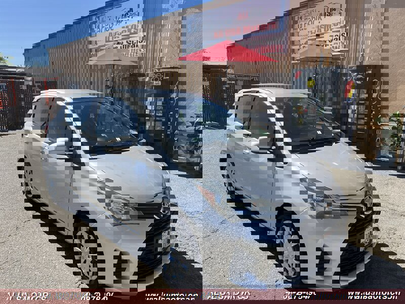 Used 2015 Toyota Yaris L image 2