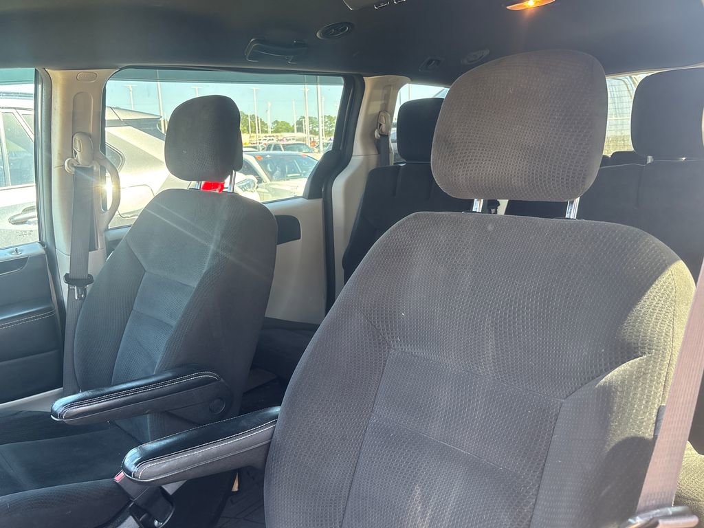 Used 2016 Dodge Grand Caravan SE image 2