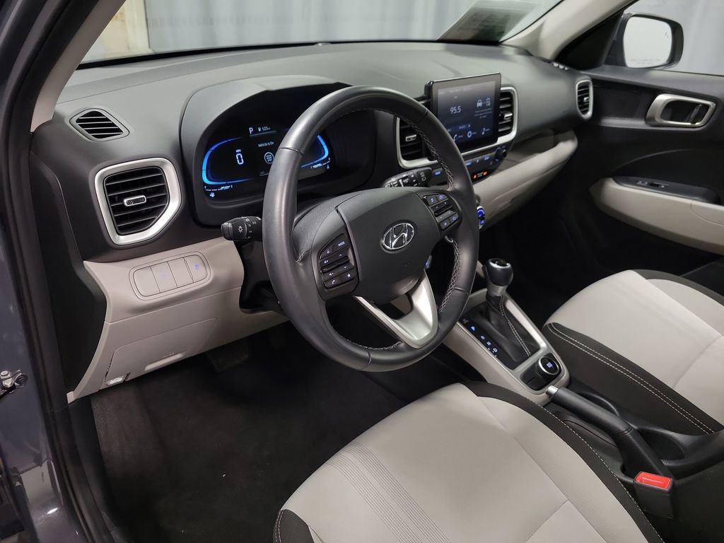 Used 2025 Hyundai Venue SEL FWD image 13