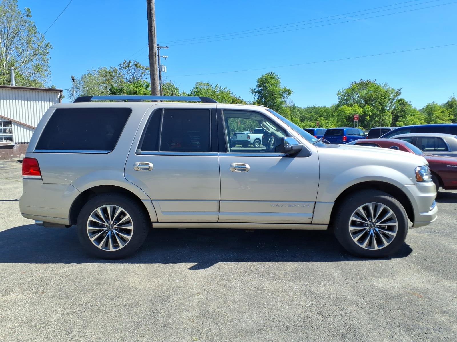 Used 2017 Lincoln Navigator Select AWD/4WD image 2
