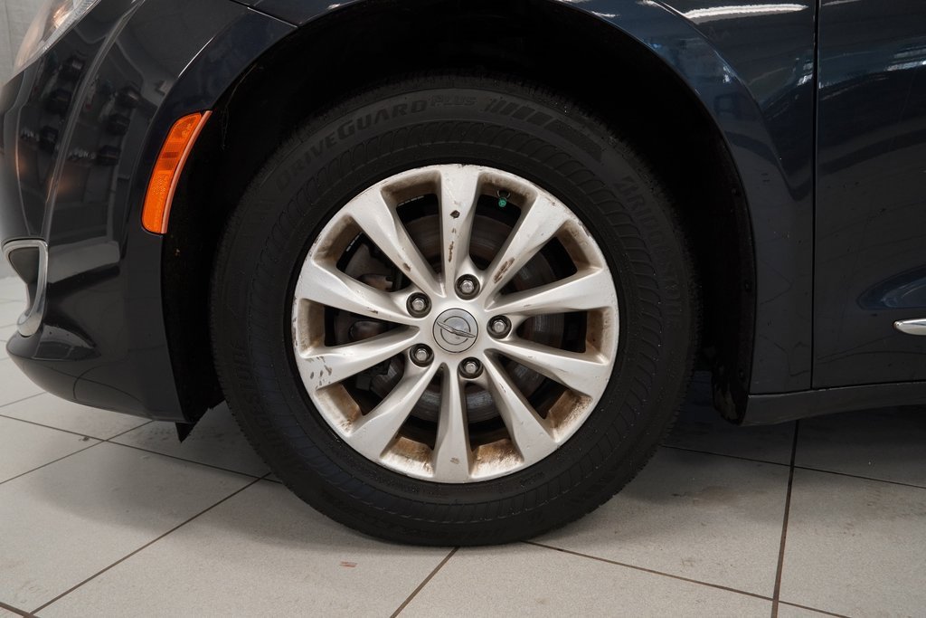 Used 2019 Chrysler Pacifica Touring-L image 15
