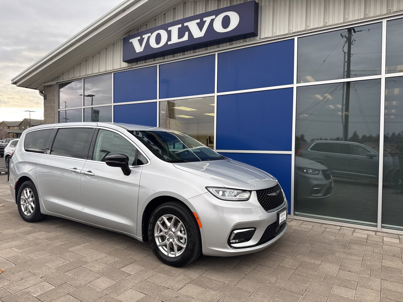 Used 2024 Chrysler Pacifica Touring-L