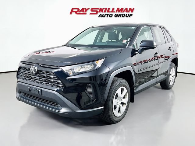 Used 2022 Toyota RAV4 LE AWD/4WD image 3