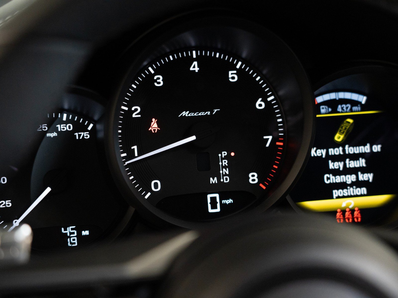 Certified 2025 Porsche Macan Turbo AWD/4WD image 19