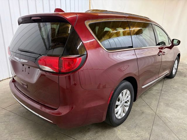 Used 2018 Chrysler Pacifica Touring-L FWD image 4
