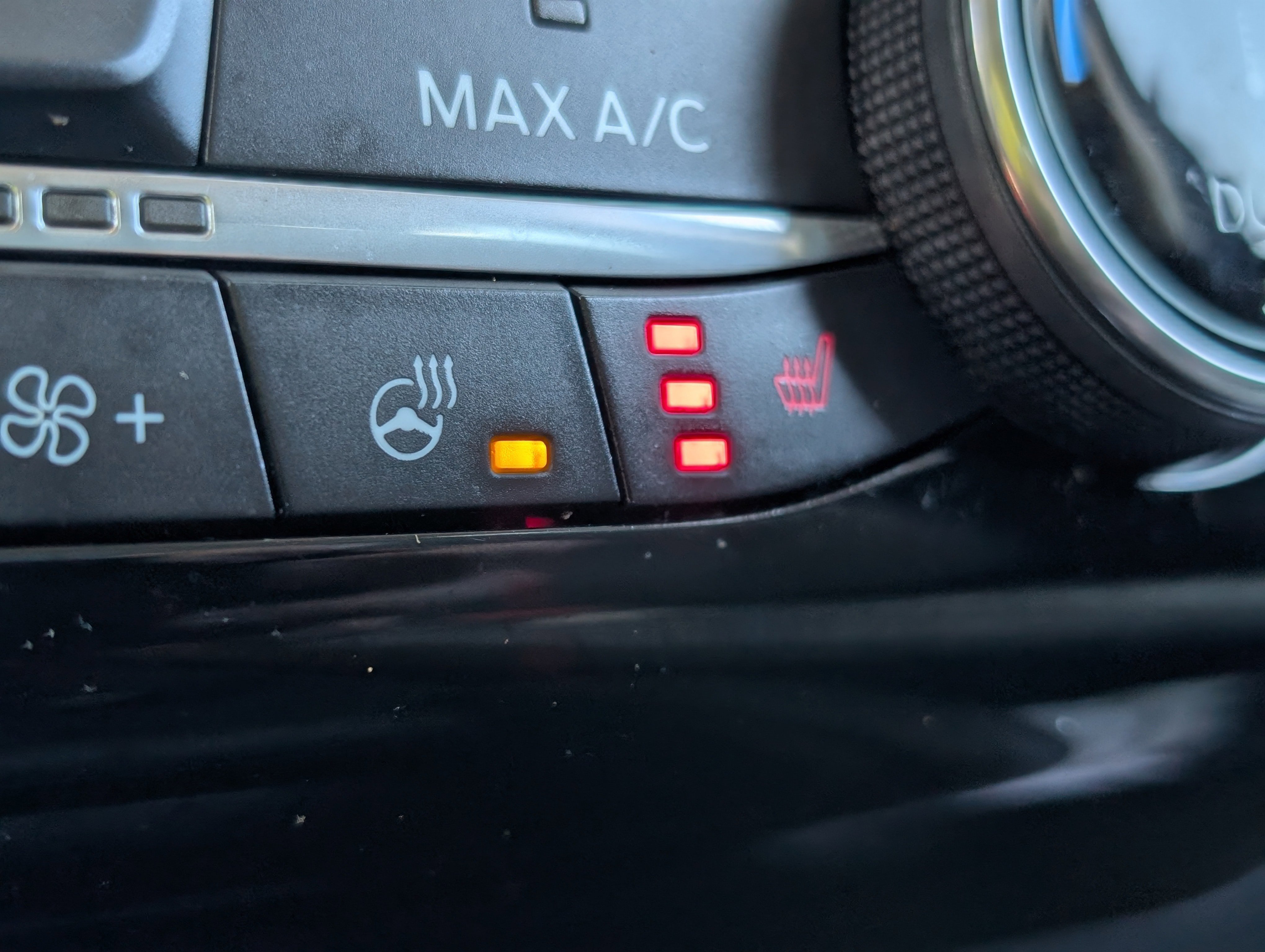 Used 2022 Ford Escape SE w/ SE Sport Appearance Package image 4