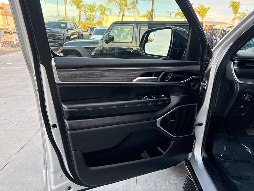 Used 2024 Jeep Wagoneer L Series II w/ Flexible Seating Group image 12