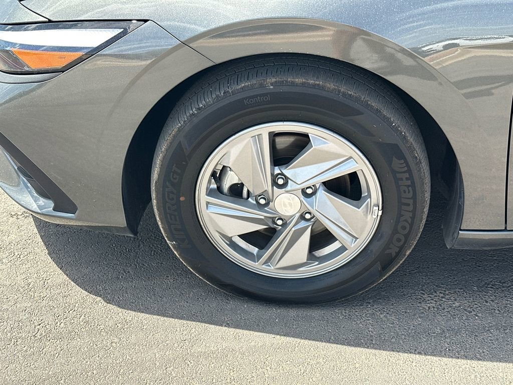 Used 2025 Hyundai Elantra SE FWD image 11