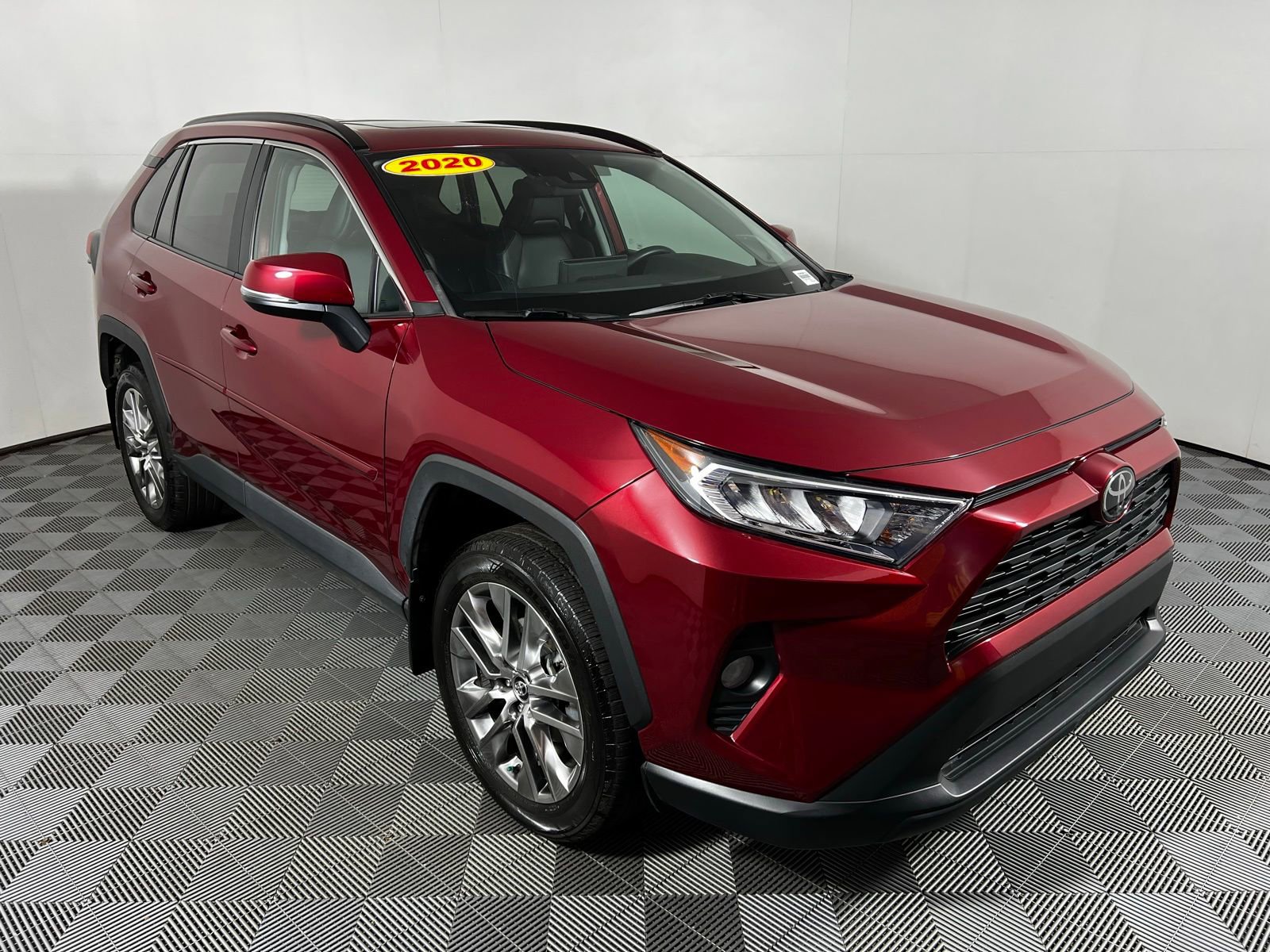 Used 2020 Toyota RAV4 XLE Premium image 3