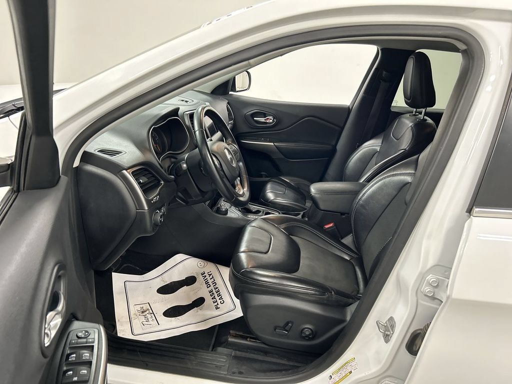 Used 2019 Jeep Cherokee Latitude Plus AWD/4WD image 9
