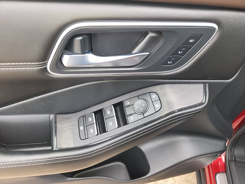 Certified 2023 Nissan Rogue Platinum w/ Platinum Premium Package FWD image 32