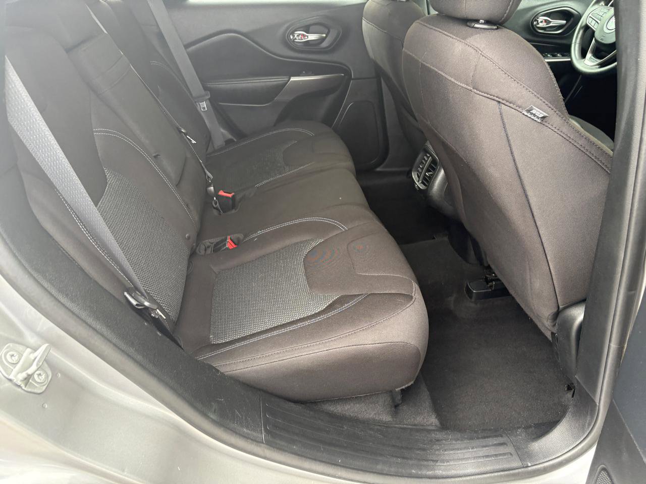 Used 2019 Jeep Cherokee Latitude w/ Popular Appearance Group image 12