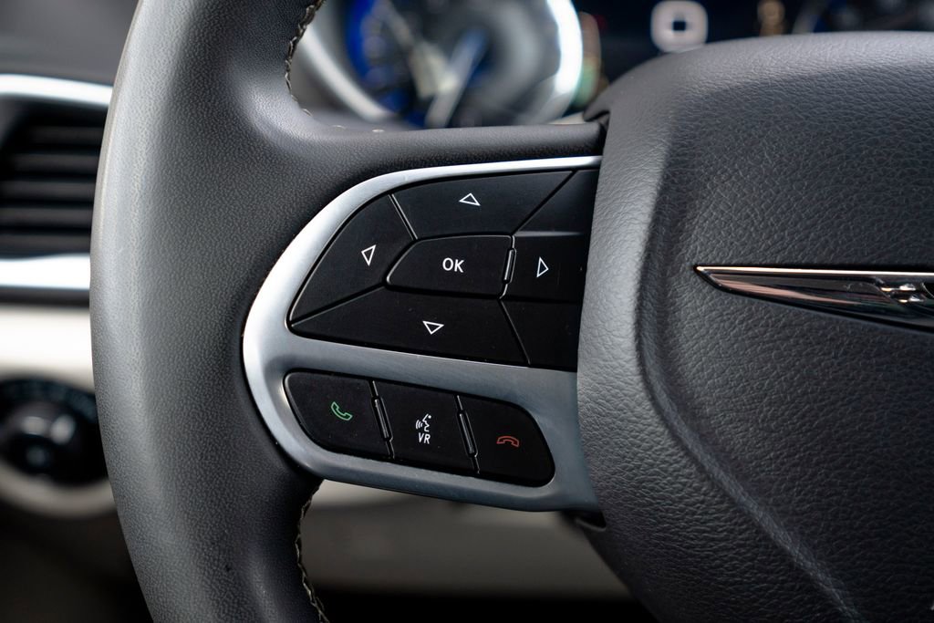 Used 2024 Chrysler Pacifica Touring-L image 17