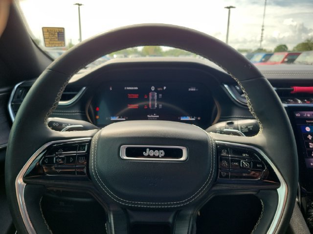 Used 2023 Jeep Grand Cherokee Overland w/ Luxury Tech Group IV RWD image 20