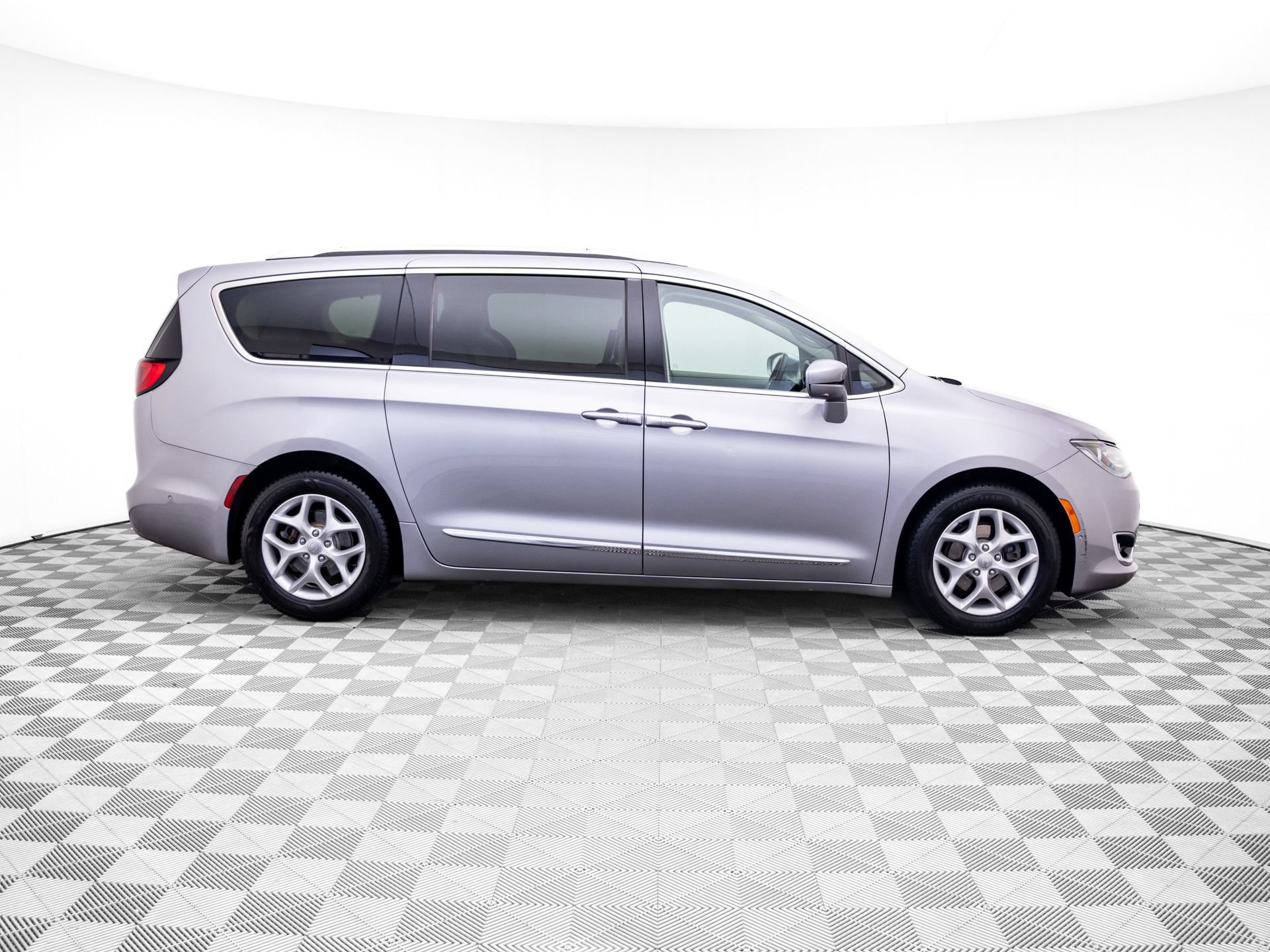 Used 2017 Chrysler Pacifica Touring-L Plus w/ Advanced Safetytec Group FWD image 6