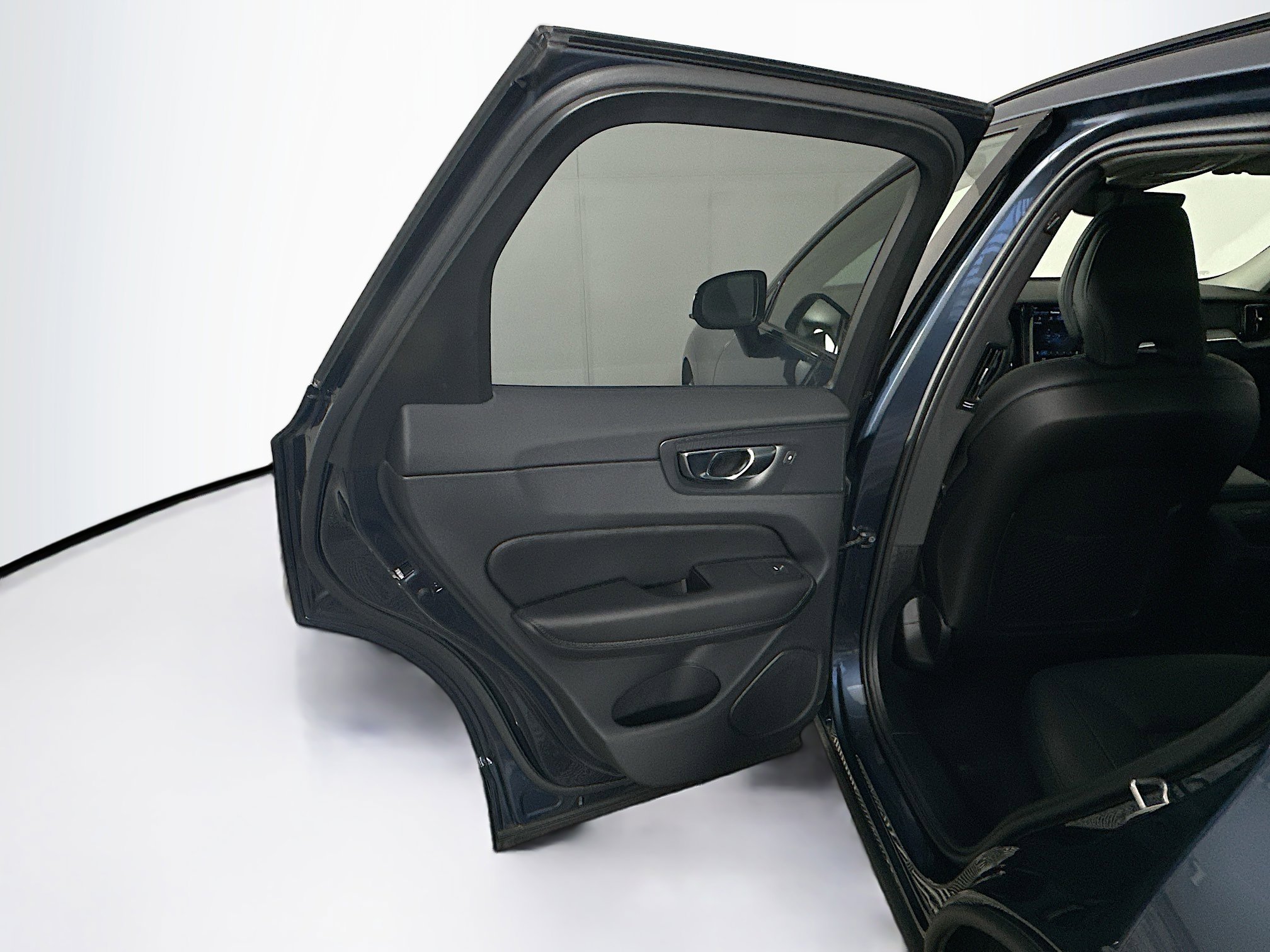 Used 2025 Volvo XC60 B5 Plus image 25