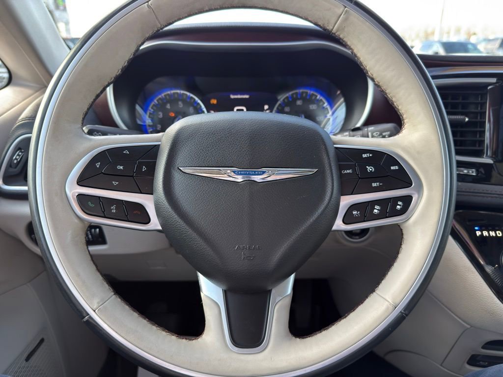 Used 2017 Chrysler Pacifica Limited image 19