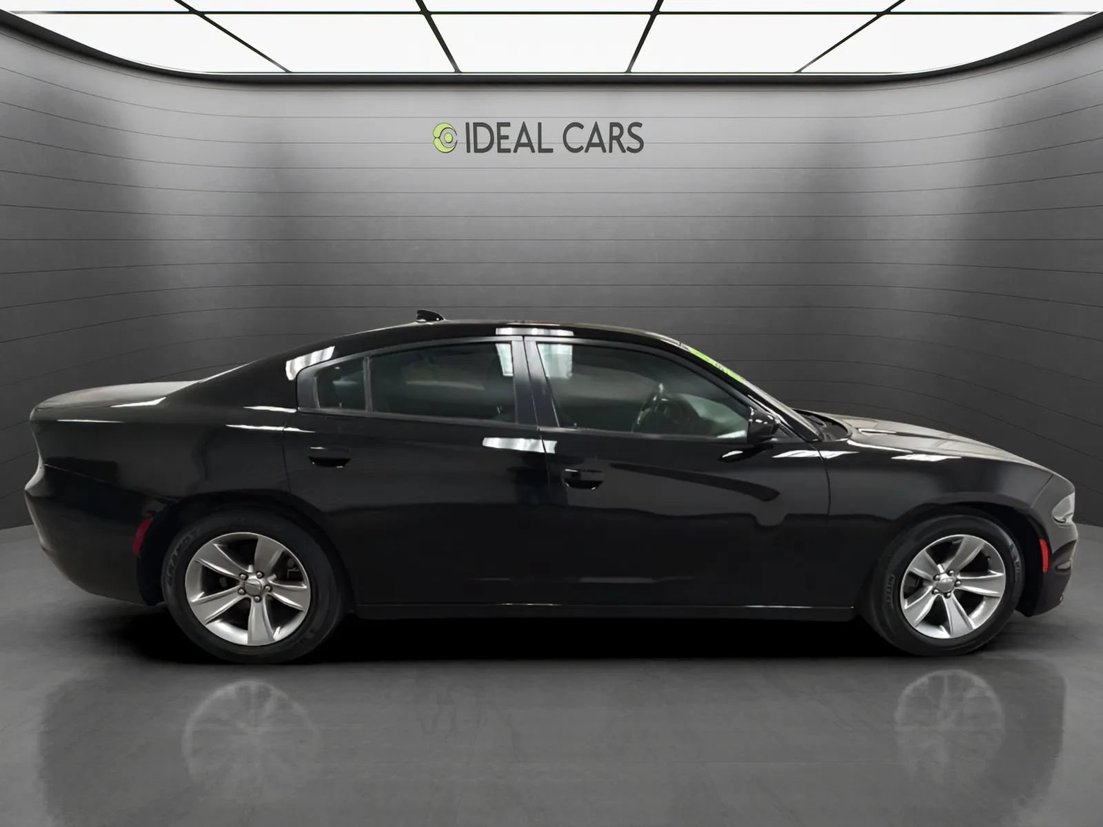 Used 2016 Dodge Charger SXT RWD image 4