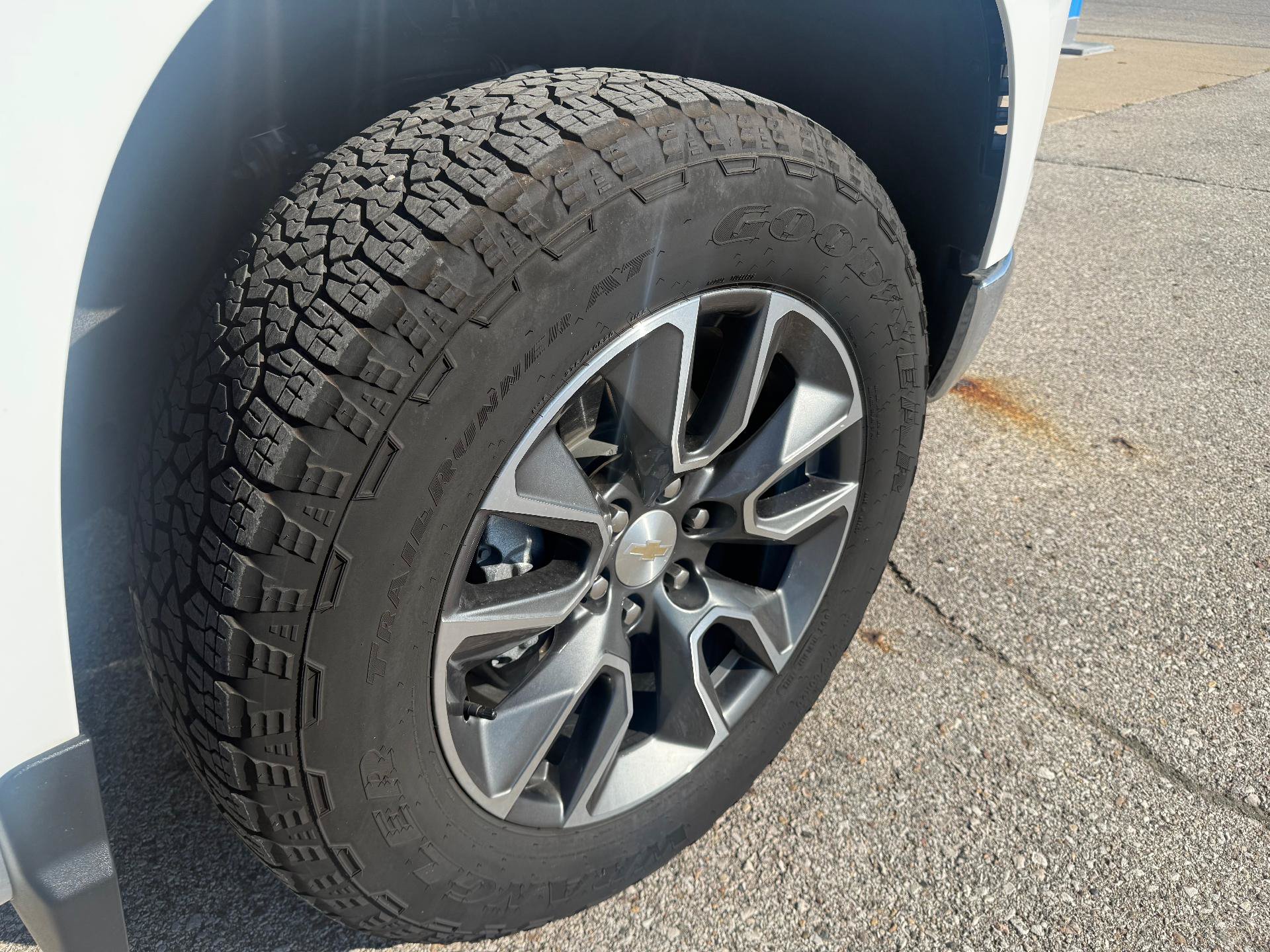 Used 2024 Chevrolet Silverado 1500 LT AWD/4WD image 9